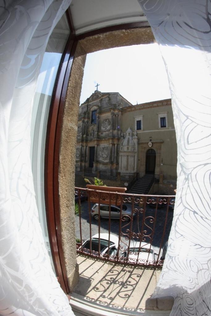 Gualtiero Camere & Suite Caltagirone Cameră foto